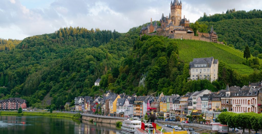 Panoramablick auf am Fluss liegender Altstadt mit Schloss